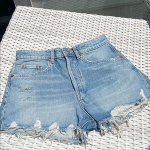 NWT- ZARA- Frayed/Distressed Denim Shorts Size 4